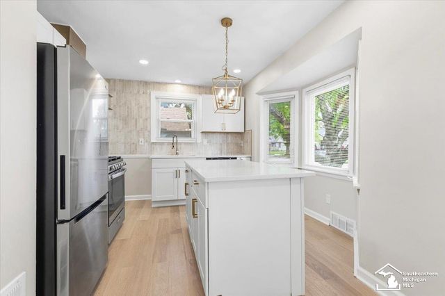 6810 Robinson Street, Allen Park, MI 48101