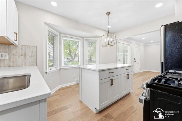 6810 Robinson Street, Allen Park, MI 48101