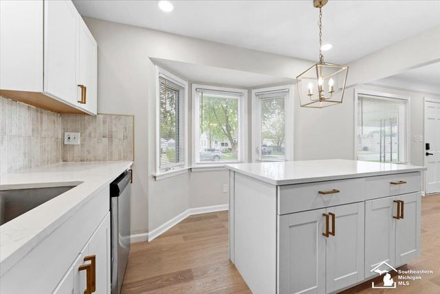 6810 Robinson Street, Allen Park, MI 48101