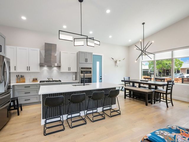 211 W LUBBOCK ST, San Antonio, TX 78204