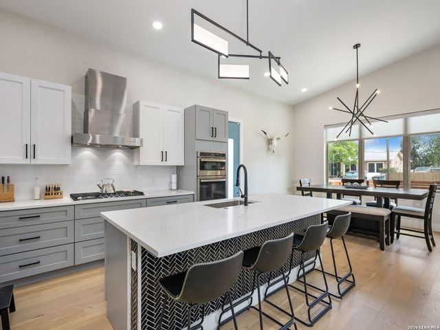 211 W LUBBOCK ST, San Antonio, TX 78204