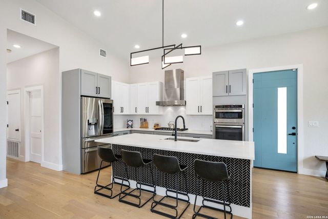 211 W LUBBOCK ST, San Antonio, TX 78204