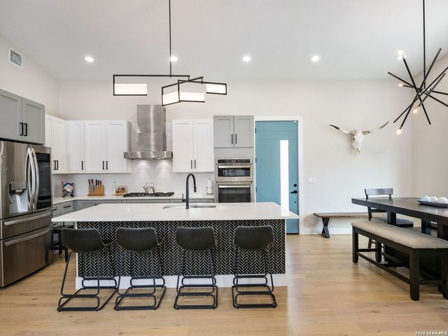 211 W LUBBOCK ST, San Antonio, TX 78204