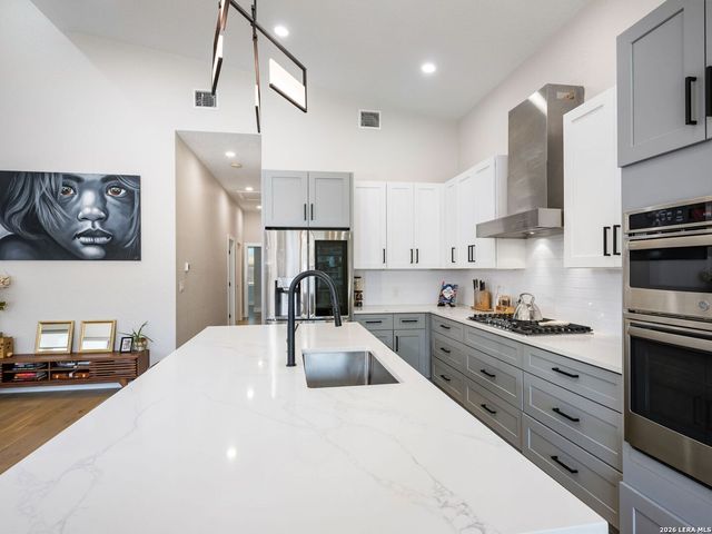 211 W LUBBOCK ST, San Antonio, TX 78204
