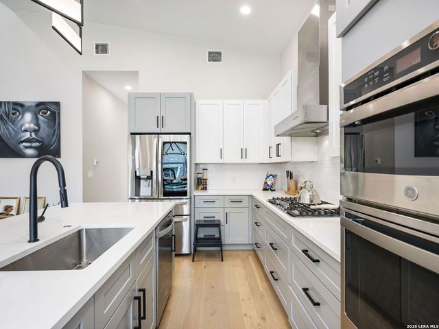 211 W LUBBOCK ST, San Antonio, TX 78204