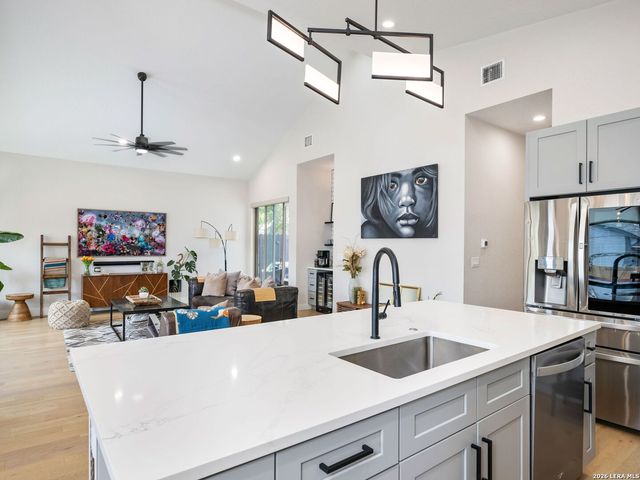 211 W LUBBOCK ST, San Antonio, TX 78204