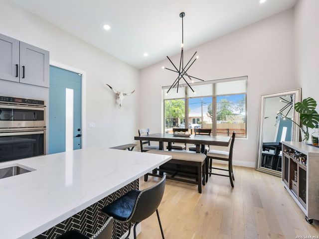 211 W LUBBOCK ST, San Antonio, TX 78204