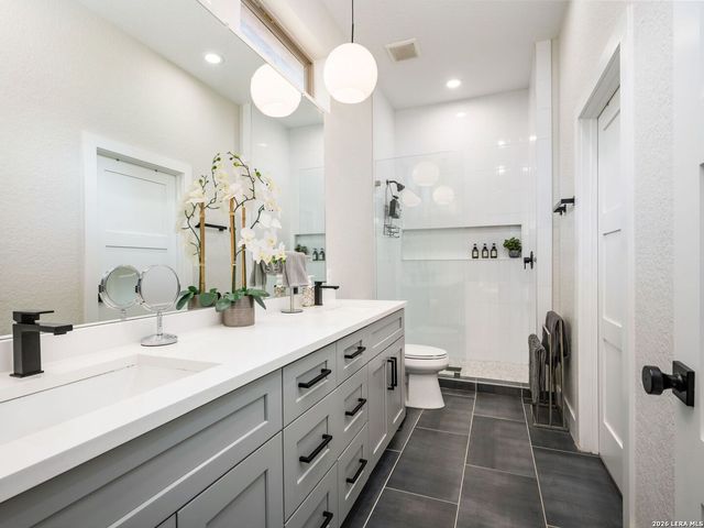 211 W LUBBOCK ST, San Antonio, TX 78204