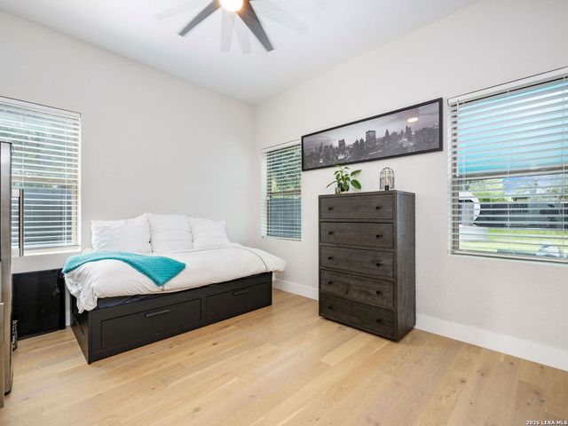 211 W LUBBOCK ST, San Antonio, TX 78204
