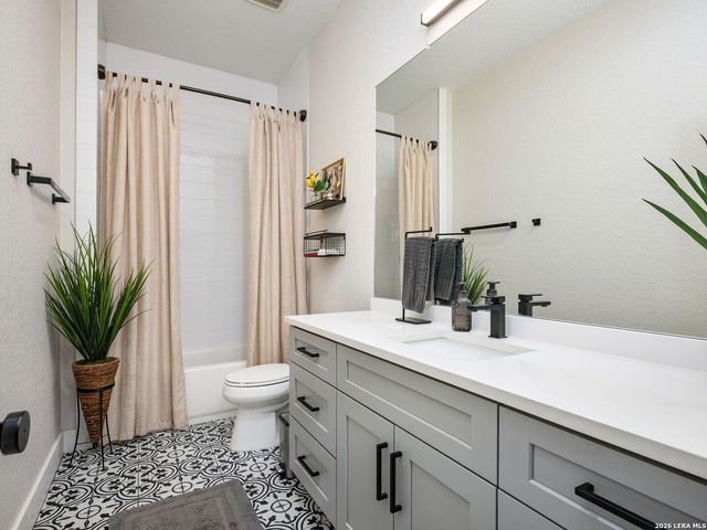 211 W LUBBOCK ST, San Antonio, TX 78204