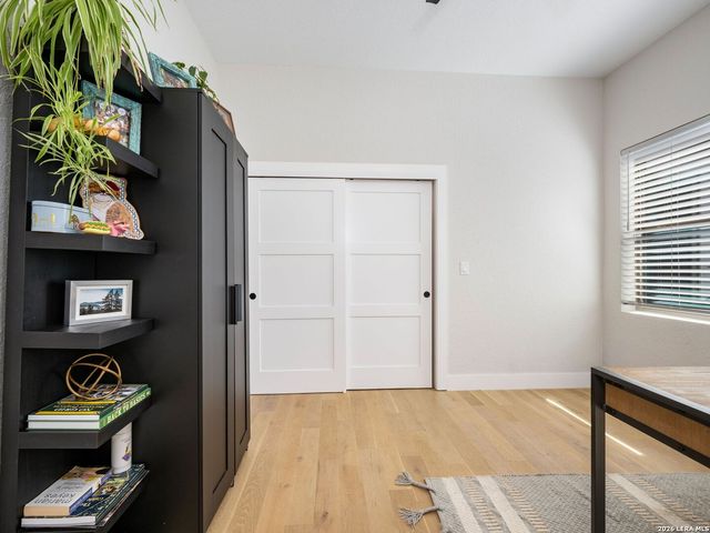 211 W LUBBOCK ST, San Antonio, TX 78204