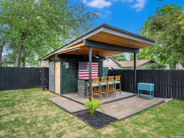 211 W LUBBOCK ST, San Antonio, TX 78204