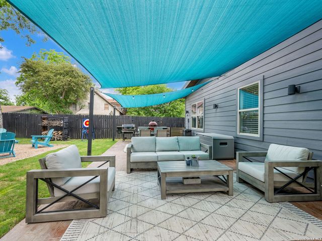 211 W LUBBOCK ST, San Antonio, TX 78204