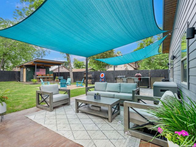 211 W LUBBOCK ST, San Antonio, TX 78204