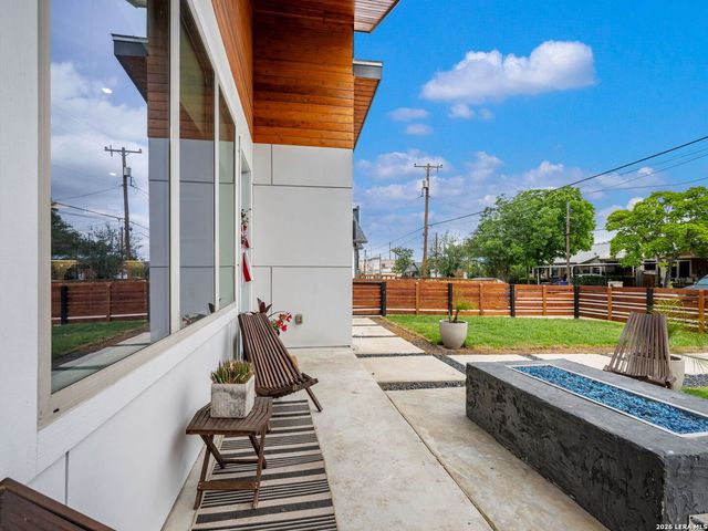 211 W LUBBOCK ST, San Antonio, TX 78204