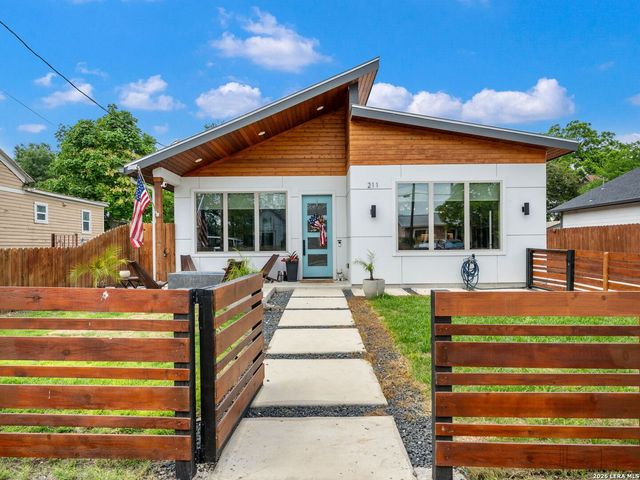 211 W LUBBOCK ST, San Antonio, TX 78204