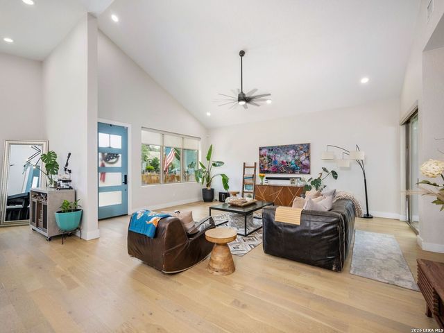 211 W LUBBOCK ST, San Antonio, TX 78204