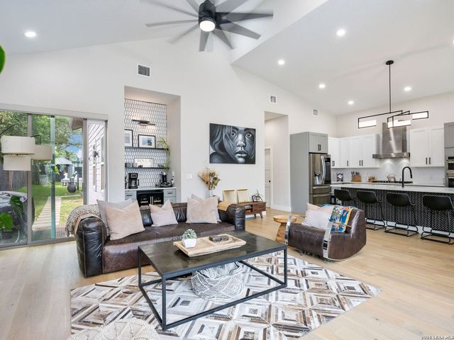 211 W LUBBOCK ST, San Antonio, TX 78204