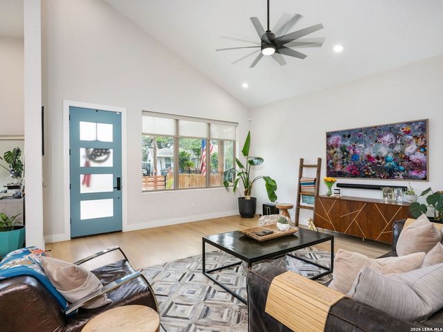 211 W LUBBOCK ST, San Antonio, TX 78204