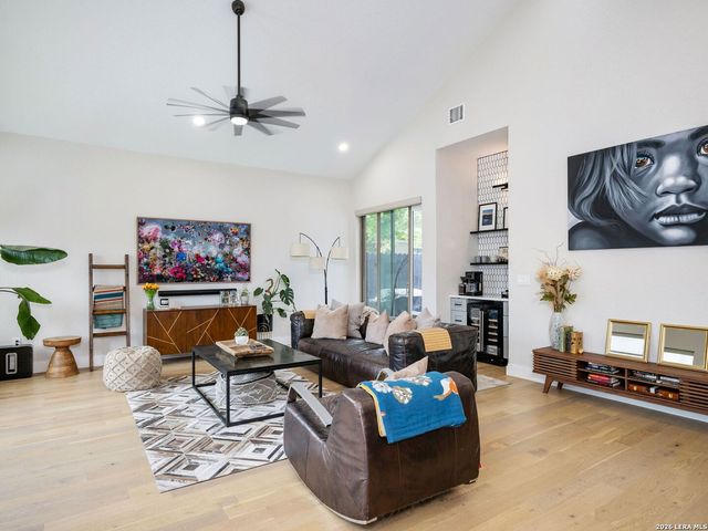 211 W LUBBOCK ST, San Antonio, TX 78204