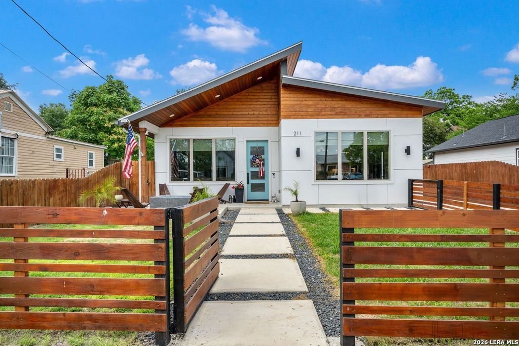 211 W LUBBOCK ST, San Antonio, TX 78204
