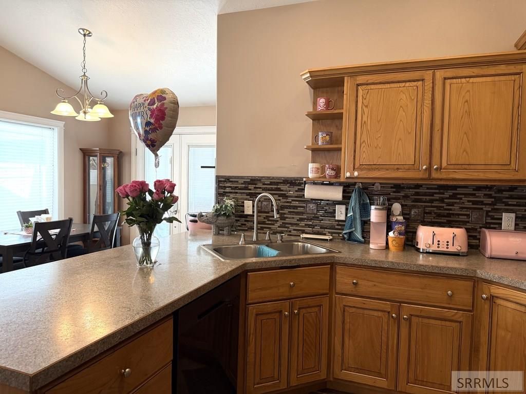 Image 10 of property listing at 586 Gwen Loop, Blackfoot, ID 83221
