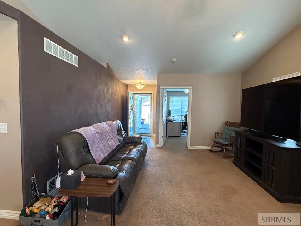 Image 6 of property listing at 586 Gwen Loop, Blackfoot, ID 83221