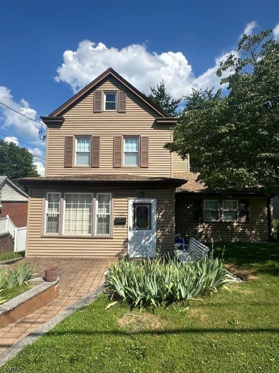 724 3rd St, Lyndhurst Twp., NJ 07071