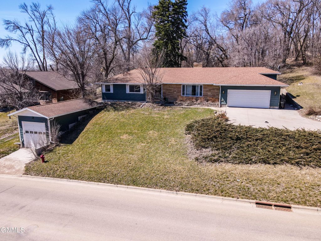 801 5th Avenue NW, Valley City, ND 58072 photo