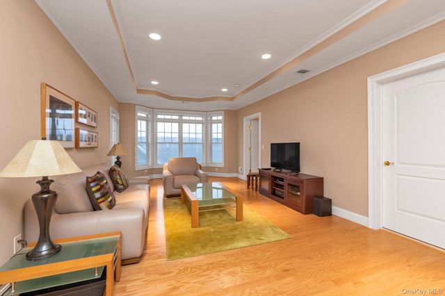 34 Shady Lane, Westbury, NY 11590