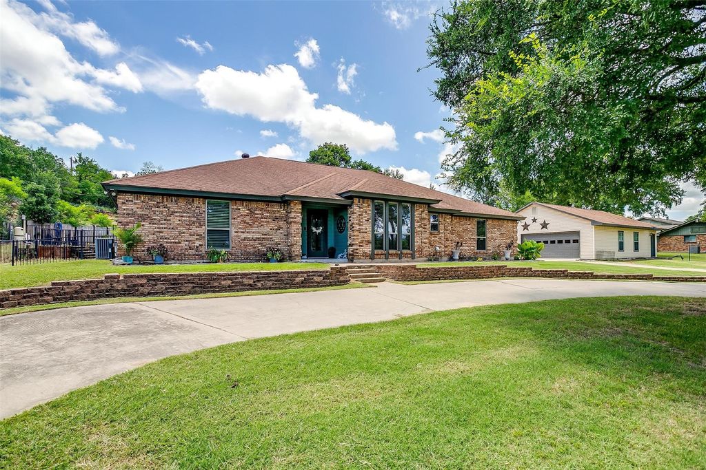 1508 Canyon Creek Drive W, Azle, TX 76020