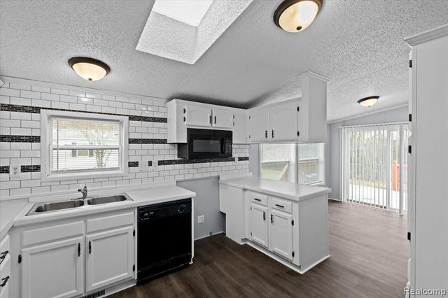 28289 Spruce St., Flat Rock, MI 48134