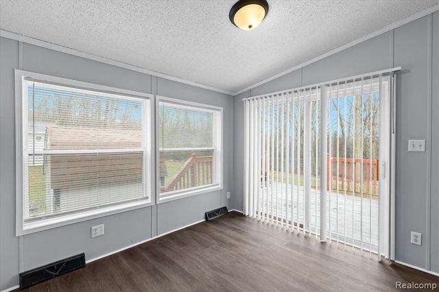 28289 Spruce St., Flat Rock, MI 48134