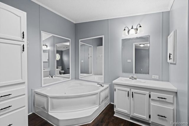 28289 Spruce St., Flat Rock, MI 48134