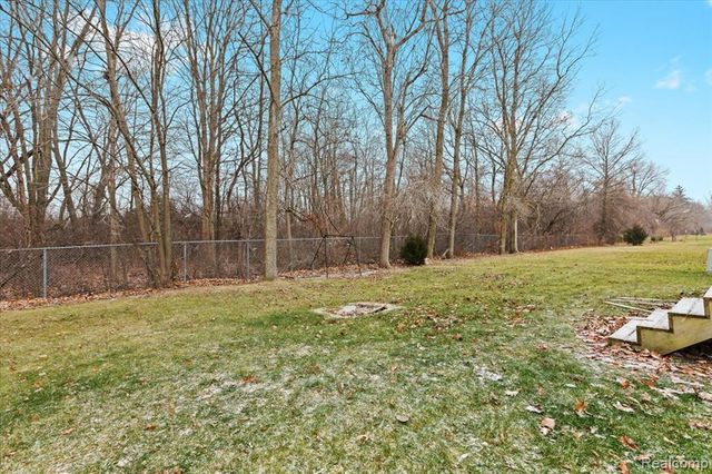 28289 Spruce St., Flat Rock, MI 48134