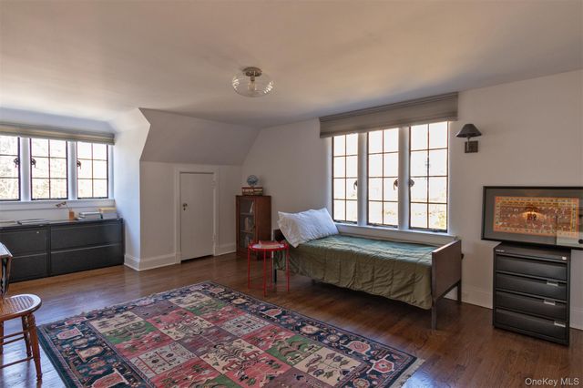 1 W Winding Road, Poughkeepsie, NY 12601