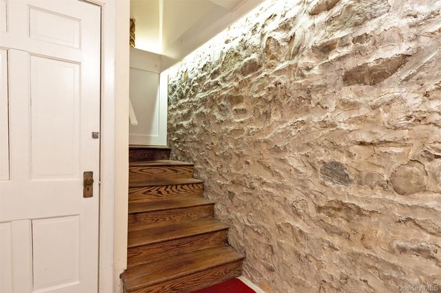 1 W Winding Road, Poughkeepsie, NY 12601