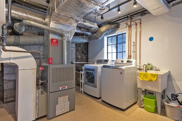 1 W Winding Road, Poughkeepsie, NY 12601