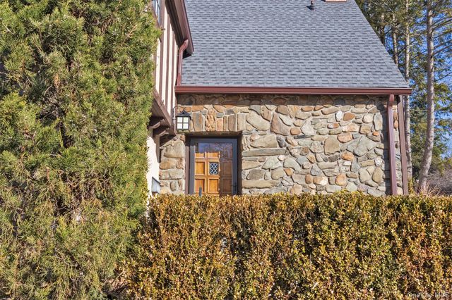 1 W Winding Road, Poughkeepsie, NY 12601