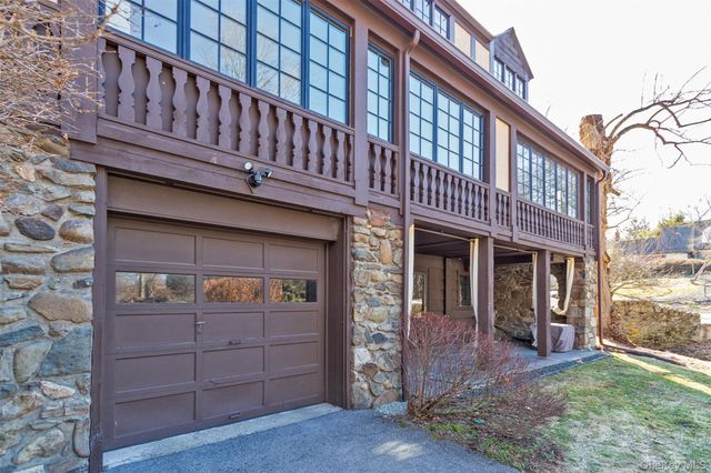 1 W Winding Road, Poughkeepsie, NY 12601