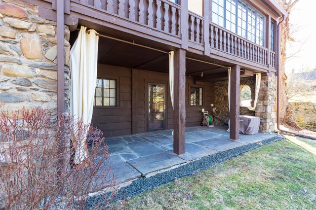 1 W Winding Road, Poughkeepsie, NY 12601