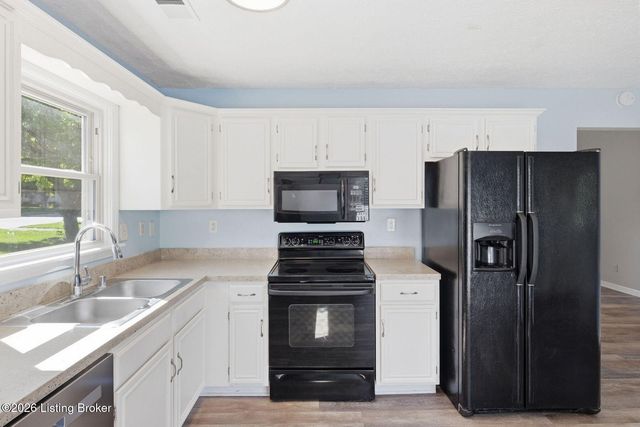 10305 Vantage Rd, Louisville, KY 40299