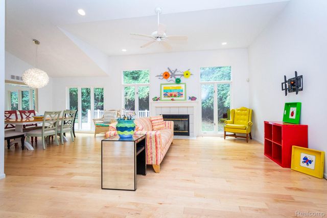 3387 Henley Court, Rochester Hills, MI 48309