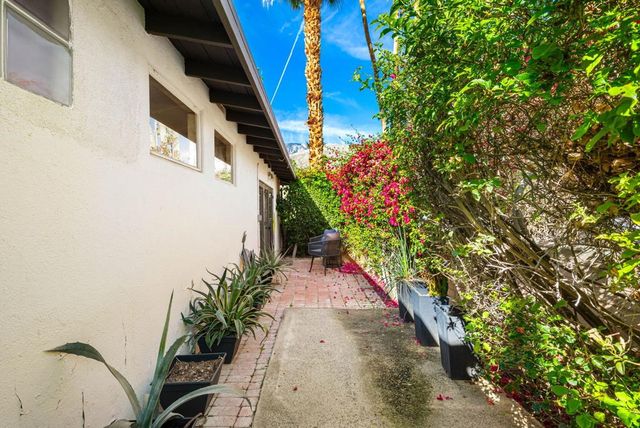 1090 S Calle De Maria, Palm Springs, CA 92264