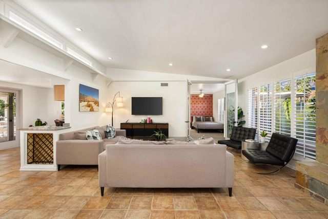 1090 S Calle De Maria, Palm Springs, CA 92264