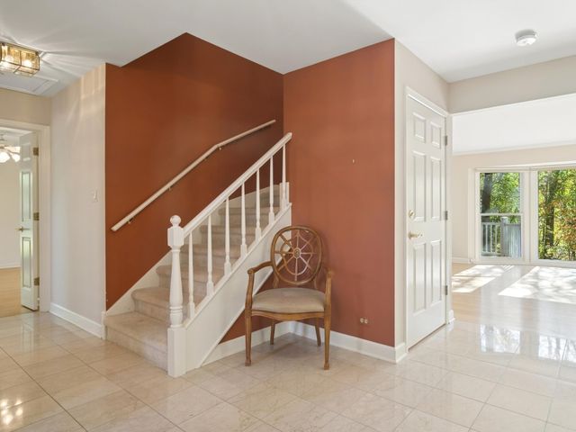 205 Bradford Court, Lake Bluff, IL 60044