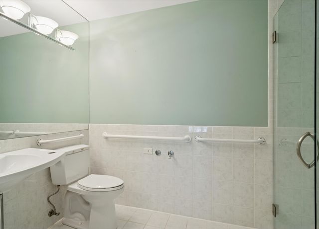 205 Bradford Court, Lake Bluff, IL 60044