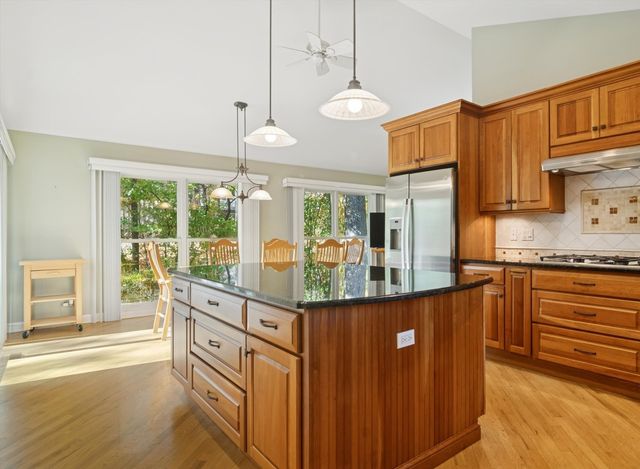 205 Bradford Court, Lake Bluff, IL 60044