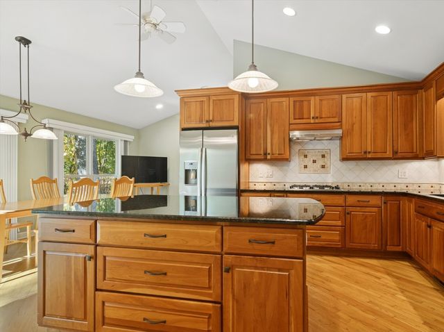 205 Bradford Court, Lake Bluff, IL 60044