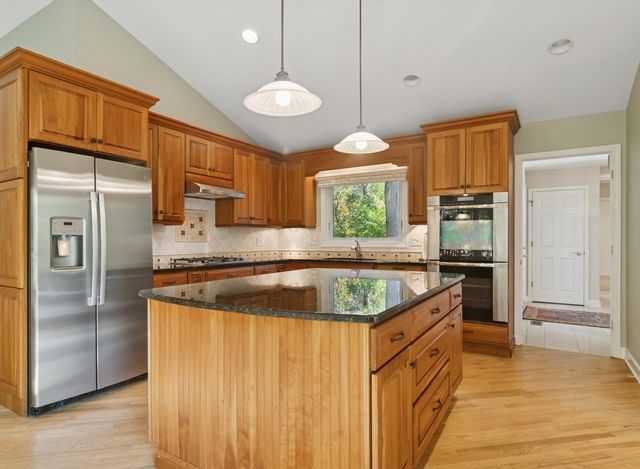 205 Bradford Court, Lake Bluff, IL 60044